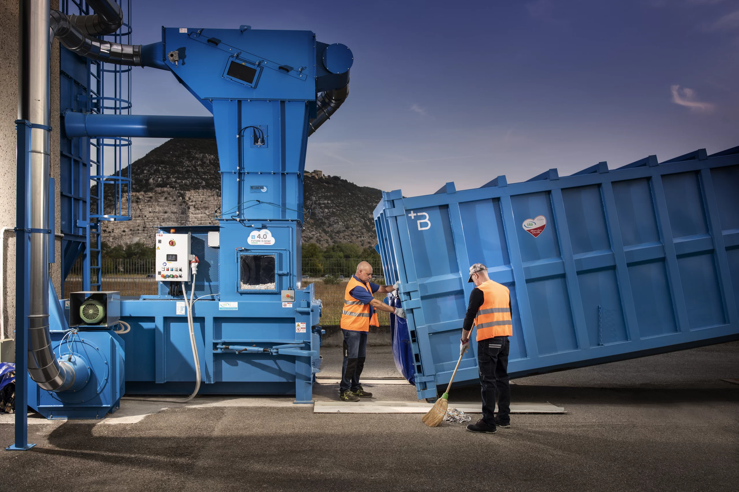 pressa stazionaria e container per pressa in azione